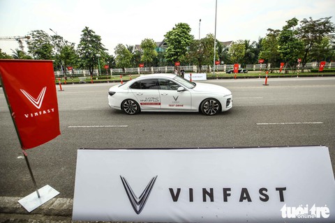 Người dân Hà Nội lái thử ‘xế sang’ VinFast Lux - Ảnh 3. Người dân Hà Nội lái thử ‘xế sang’ VinFast Lux - Ảnh 3.