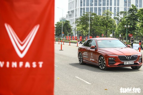 Người dân Hà Nội lái thử ‘xế sang’ VinFast Lux - Ảnh 9. Người dân Hà Nội lái thử ‘xế sang’ VinFast Lux - Ảnh 9.