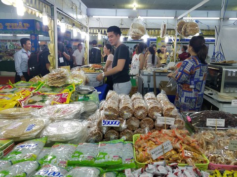 Hàng ngàn sản vật của 45 tỉnh thành ê hề trước mắt người Sài Gòn - Ảnh 9. Hàng ngàn sản vật của 45 tỉnh thành ê hề trước mắt người Sài Gòn - Ảnh 9.