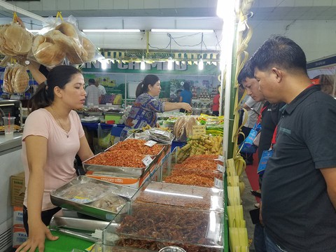Hàng ngàn sản vật của 45 tỉnh thành ê hề trước mắt người Sài Gòn - Ảnh 7. Hàng ngàn sản vật của 45 tỉnh thành ê hề trước mắt người Sài Gòn - Ảnh 7.