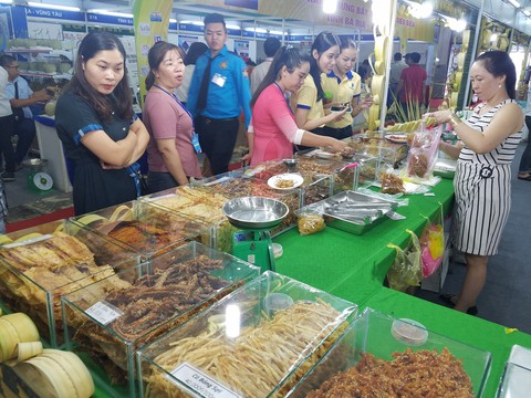 Hàng ngàn sản vật của 45 tỉnh thành ê hề trước mắt người Sài Gòn - Ảnh 8. Hàng ngàn sản vật của 45 tỉnh thành ê hề trước mắt người Sài Gòn - Ảnh 8.