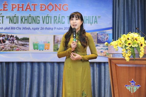 Nhiều nghệ sĩ vớt rác trên kênh Nhiêu Lộc - Ảnh 3. Nhiều nghệ sĩ vớt rác trên kênh Nhiêu Lộc - Ảnh 3.