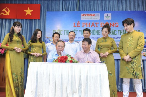 Nhiều nghệ sĩ vớt rác trên kênh Nhiêu Lộc - Ảnh 2. Nhiều nghệ sĩ vớt rác trên kênh Nhiêu Lộc - Ảnh 2.