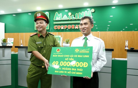 Nhặt được 56 triệu, một năm sau tài xế taxi được hưởng 49 triệu vì không có người nhận - Ảnh 1. Nhặt được 56 triệu, một năm sau tài xế taxi được hưởng 49 triệu vì không có người nhận - Ảnh 1.