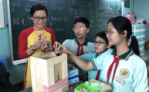 Cô giáo dụ học trò đem pin đổi kẹo bảo vệ môi trường - Ảnh 1. Cô giáo dụ học trò đem pin đổi kẹo bảo vệ môi trường - Ảnh 1.