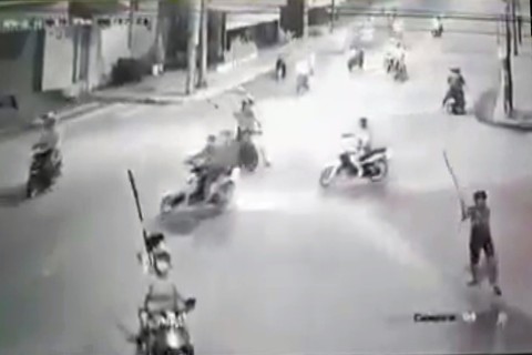20 thanh niên cầm mã tấu bao vây, đập phá xe dân phòng - Ảnh 1. 20 thanh niên cầm mã tấu bao vây, đập phá xe dân phòng - Ảnh 1.