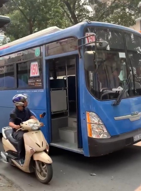 Tài xế xe buýt bấm còi, ép xe, phun nước miếng khi bị phàn nàn - Ảnh 1. Tài xế xe buýt bấm còi, ép xe, phun nước miếng khi bị phàn nàn - Ảnh 1.