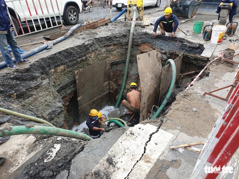 Đường ống nước ở quận 7 bị vỡ, phát nổ do nền đường yếu - Ảnh 3. Đường ống nước ở quận 7 bị vỡ, phát nổ do nền đường yếu - Ảnh 3.