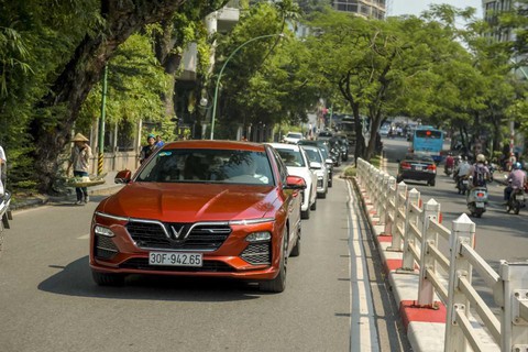 VinFast Lux dạo quanh phố phường Hà Nội - Ảnh 6. VinFast Lux dạo quanh phố phường Hà Nội - Ảnh 6.
