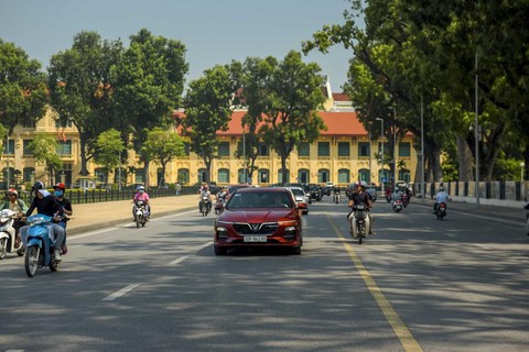 VinFast Lux dạo quanh phố phường Hà Nội - Ảnh 7. VinFast Lux dạo quanh phố phường Hà Nội - Ảnh 7.
