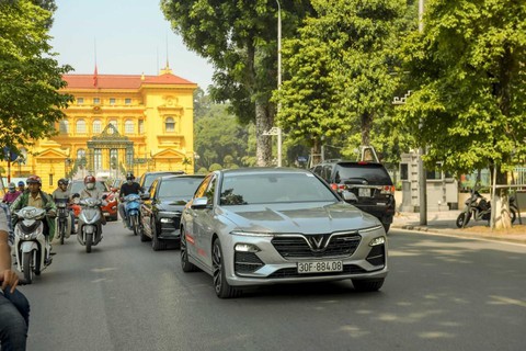 VinFast Lux dạo quanh phố phường Hà Nội - Ảnh 8. VinFast Lux dạo quanh phố phường Hà Nội - Ảnh 8.