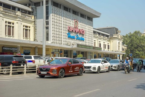 VinFast Lux dạo quanh phố phường Hà Nội - Ảnh 10. VinFast Lux dạo quanh phố phường Hà Nội - Ảnh 10.