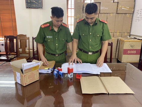 Bắt 4 nghi phạm làm giả giấy khám sức khỏe, bệnh án - Ảnh 1. Bắt 4 nghi phạm làm giả giấy khám sức khỏe, bệnh án - Ảnh 1.