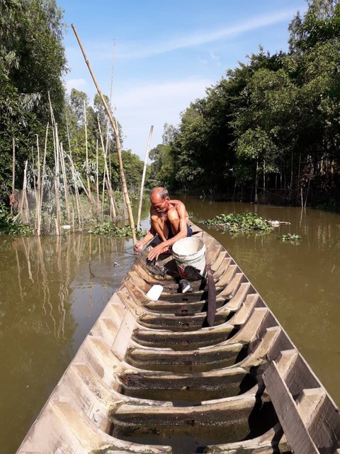 Người dân tiễn đưa phi công huyền thoại Nguyễn Văn Bảy - Ảnh 9. Người dân tiễn đưa phi công huyền thoại Nguyễn Văn Bảy - Ảnh 9.