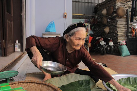 Mẹ truyền con nối giữ gìn tiếng tăm hương cốm làng Vòng - Ảnh 2. Mẹ truyền con nối giữ gìn tiếng tăm hương cốm làng Vòng - Ảnh 2.
