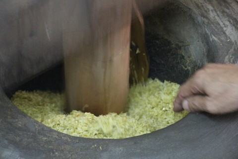 Mẹ truyền con nối giữ gìn tiếng tăm hương cốm làng Vòng - Ảnh 7. Mẹ truyền con nối giữ gìn tiếng tăm hương cốm làng Vòng - Ảnh 7.