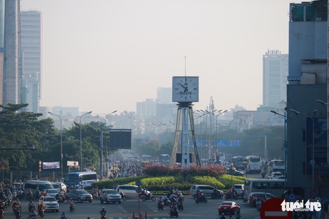 Buổi sáng TP.HCM mờ ảo trong sương mù tựa như Đà Lạt - Ảnh 3. Buổi sáng TP.HCM mờ ảo trong sương mù tựa như Đà Lạt - Ảnh 3.