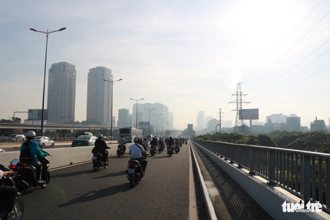 Buổi sáng TP.HCM mờ ảo trong sương mù tựa như Đà Lạt - Ảnh 6. Buổi sáng TP.HCM mờ ảo trong sương mù tựa như Đà Lạt - Ảnh 6.