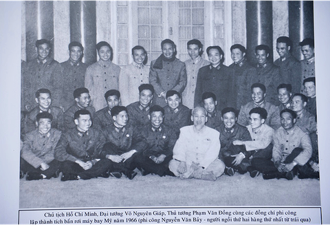 Người dân tiễn đưa phi công huyền thoại Nguyễn Văn Bảy - Ảnh 7. Người dân tiễn đưa phi công huyền thoại Nguyễn Văn Bảy - Ảnh 7.