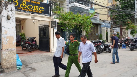 Vụ thẩm phán, giảng viên bị tố bắt trẻ em: Trục xuất đối tượng chiếm giữ nhà - Ảnh 1. Vụ thẩm phán, giảng viên bị tố bắt trẻ em: Trục xuất đối tượng chiếm giữ nhà - Ảnh 1.
