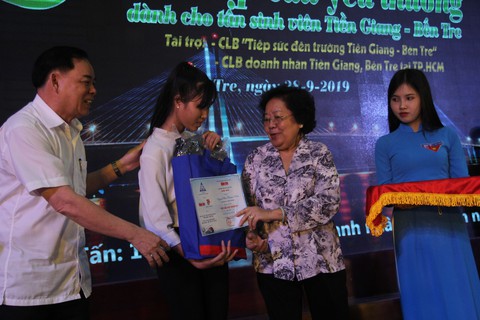 86 suất học bổng đến với tân sinh viên khó khăn Bến Tre, Tiền Giang - Ảnh 3. 86 suất học bổng đến với tân sinh viên khó khăn Bến Tre, Tiền Giang - Ảnh 3.