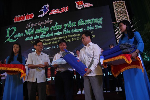 86 suất học bổng đến với tân sinh viên khó khăn Bến Tre, Tiền Giang - Ảnh 5. 86 suất học bổng đến với tân sinh viên khó khăn Bến Tre, Tiền Giang - Ảnh 5.