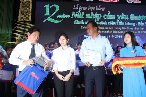 86 suất học bổng đến với tân sinh viên khó khăn Bến Tre, Tiền Giang - Ảnh 8. 86 suất học bổng đến với tân sinh viên khó khăn Bến Tre, Tiền Giang - Ảnh 8.