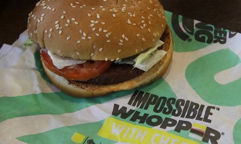 Giới fast-food chạy đua làm bánh burger chay - Ảnh 2. Giới fast-food chạy đua làm bánh burger chay - Ảnh 2.