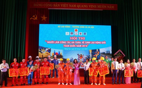 EVNNPC nhất toàn đoàn Hội thi người làm công tác an toàn vệ sinh lao động giỏi 2019 - Ảnh 1. EVNNPC nhất toàn đoàn Hội thi người làm công tác an toàn vệ sinh lao động giỏi 2019 - Ảnh 1.