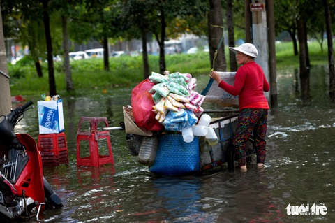 Triều cường chưa đạt đỉnh, người dân đã bì bõm lội nước giờ tan tầm - Ảnh 5. Triều cường chưa đạt đỉnh, người dân đã bì bõm lội nước giờ tan tầm - Ảnh 5.