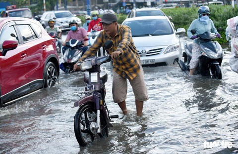 Triều cường chưa đạt đỉnh, người dân đã bì bõm lội nước giờ tan tầm - Ảnh 8. Triều cường chưa đạt đỉnh, người dân đã bì bõm lội nước giờ tan tầm - Ảnh 8.