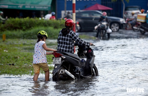 Triều cường chưa đạt đỉnh, người dân đã bì bõm lội nước giờ tan tầm - Ảnh 6. Triều cường chưa đạt đỉnh, người dân đã bì bõm lội nước giờ tan tầm - Ảnh 6.
