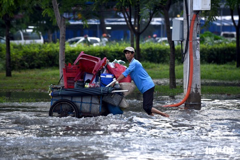 Triều cường chưa đạt đỉnh, người dân đã bì bõm lội nước giờ tan tầm - Ảnh 9. Triều cường chưa đạt đỉnh, người dân đã bì bõm lội nước giờ tan tầm - Ảnh 9.