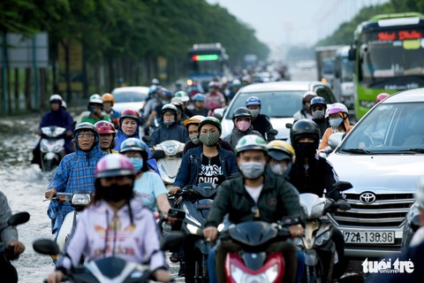 Triều cường chưa đạt đỉnh, người dân đã bì bõm lội nước giờ tan tầm - Ảnh 11. Triều cường chưa đạt đỉnh, người dân đã bì bõm lội nước giờ tan tầm - Ảnh 11.