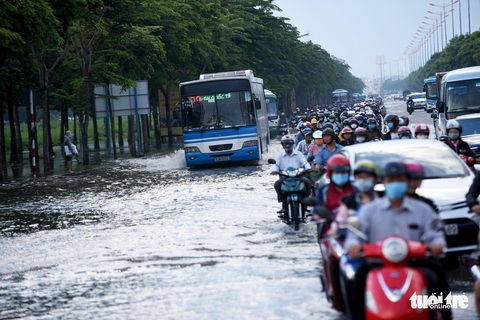 Triều cường chưa đạt đỉnh, người dân đã bì bõm lội nước giờ tan tầm - Ảnh 12. Triều cường chưa đạt đỉnh, người dân đã bì bõm lội nước giờ tan tầm - Ảnh 12.