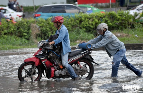 Triều cường chưa đạt đỉnh, người dân đã bì bõm lội nước giờ tan tầm - Ảnh 13. Triều cường chưa đạt đỉnh, người dân đã bì bõm lội nước giờ tan tầm - Ảnh 13.