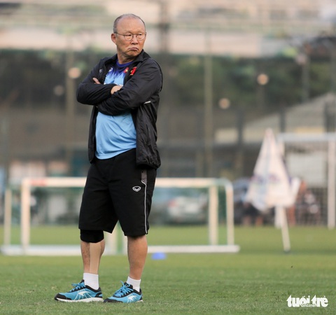 Ông Park Hang Seo đi cà nhắc trong buổi tập của tuyển Việt Nam chiều 28-9 - Ảnh 1. Ông Park Hang Seo đi cà nhắc trong buổi tập của tuyển Việt Nam chiều 28-9 - Ảnh 1.