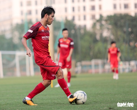 Ông Park Hang Seo đi cà nhắc trong buổi tập của tuyển Việt Nam chiều 28-9 - Ảnh 2. Ông Park Hang Seo đi cà nhắc trong buổi tập của tuyển Việt Nam chiều 28-9 - Ảnh 2.