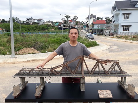Chưa từng đến Hà Nội, 8X Đà Lạt làm mô hình cầu Long Biên như thật - Ảnh 1. Chưa từng đến Hà Nội, 8X Đà Lạt làm mô hình cầu Long Biên như thật - Ảnh 1.
