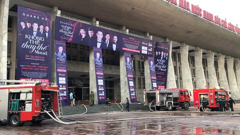 Nghệ sĩ chia buồn với Quang Hà vì live show gặp hỏa hoạn trước giờ diễn - Ảnh 3. Nghệ sĩ chia buồn với Quang Hà vì live show gặp hỏa hoạn trước giờ diễn - Ảnh 3.
