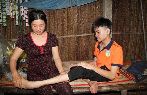 Nghị lực, tình yêu thương và sự sẻ chia: khập khiễng vào giảng đường - Ảnh 1. Nghị lực, tình yêu thương và sự sẻ chia: khập khiễng vào giảng đường - Ảnh 1.