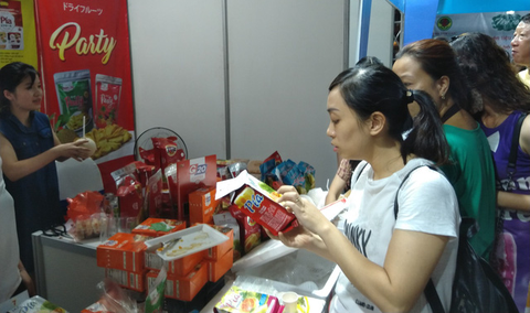 Ăn bánh tráng phơi sương, nghe đờn ca tài tử ở phố đi bộ hồ Hoàn Kiếm - Ảnh 3. Ăn bánh tráng phơi sương, nghe đờn ca tài tử ở phố đi bộ hồ Hoàn Kiếm - Ảnh 3.
