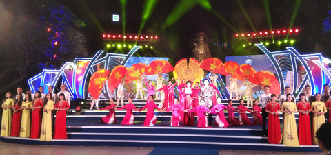 Ăn bánh tráng phơi sương, nghe đờn ca tài tử ở phố đi bộ hồ Hoàn Kiếm - Ảnh 1. Ăn bánh tráng phơi sương, nghe đờn ca tài tử ở phố đi bộ hồ Hoàn Kiếm - Ảnh 1.