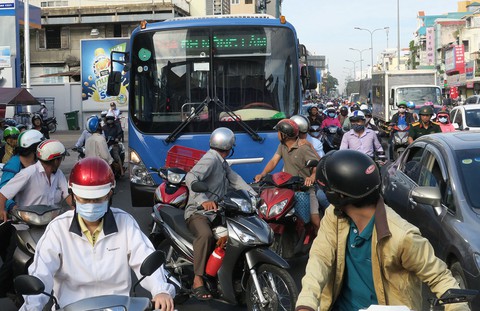 Tài xế xe buýt và xe máy: ai là hung thần? - Ảnh 1. Tài xế xe buýt và xe máy: ai là hung thần? - Ảnh 1.