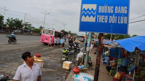 Đường ngàn tỉ mà chờ lún miết! - Ảnh 1. Đường ngàn tỉ mà chờ lún miết! - Ảnh 1.