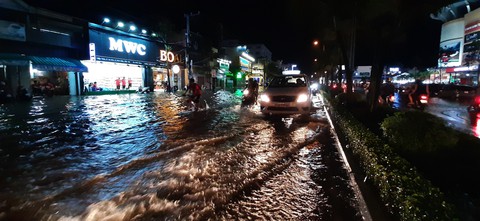 Triều cường kết hợp nước lũ từ thượng nguồn sông Mekong, Cần Thơ ngập nặng - Ảnh 3. Triều cường kết hợp nước lũ từ thượng nguồn sông Mekong, Cần Thơ ngập nặng - Ảnh 3.