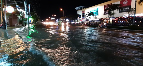 Triều cường kết hợp nước lũ từ thượng nguồn sông Mekong, Cần Thơ ngập nặng - Ảnh 4. Triều cường kết hợp nước lũ từ thượng nguồn sông Mekong, Cần Thơ ngập nặng - Ảnh 4.