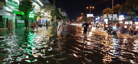 Triều cường kết hợp nước lũ từ thượng nguồn sông Mekong, Cần Thơ ngập nặng - Ảnh 6. Triều cường kết hợp nước lũ từ thượng nguồn sông Mekong, Cần Thơ ngập nặng - Ảnh 6.