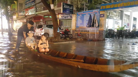 Triều cường kết hợp nước lũ từ thượng nguồn sông Mekong, Cần Thơ ngập nặng - Ảnh 1. Triều cường kết hợp nước lũ từ thượng nguồn sông Mekong, Cần Thơ ngập nặng - Ảnh 1.