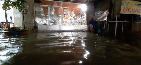 Triều cường kết hợp nước lũ từ thượng nguồn sông Mekong, Cần Thơ ngập nặng - Ảnh 7. Triều cường kết hợp nước lũ từ thượng nguồn sông Mekong, Cần Thơ ngập nặng - Ảnh 7.